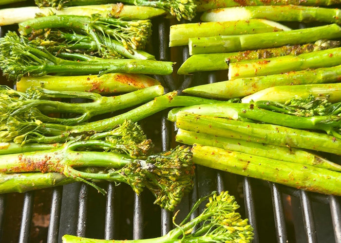 Grüner Spargel vom Grill mit Kimchi BBQ Rub und Babybrokkoli