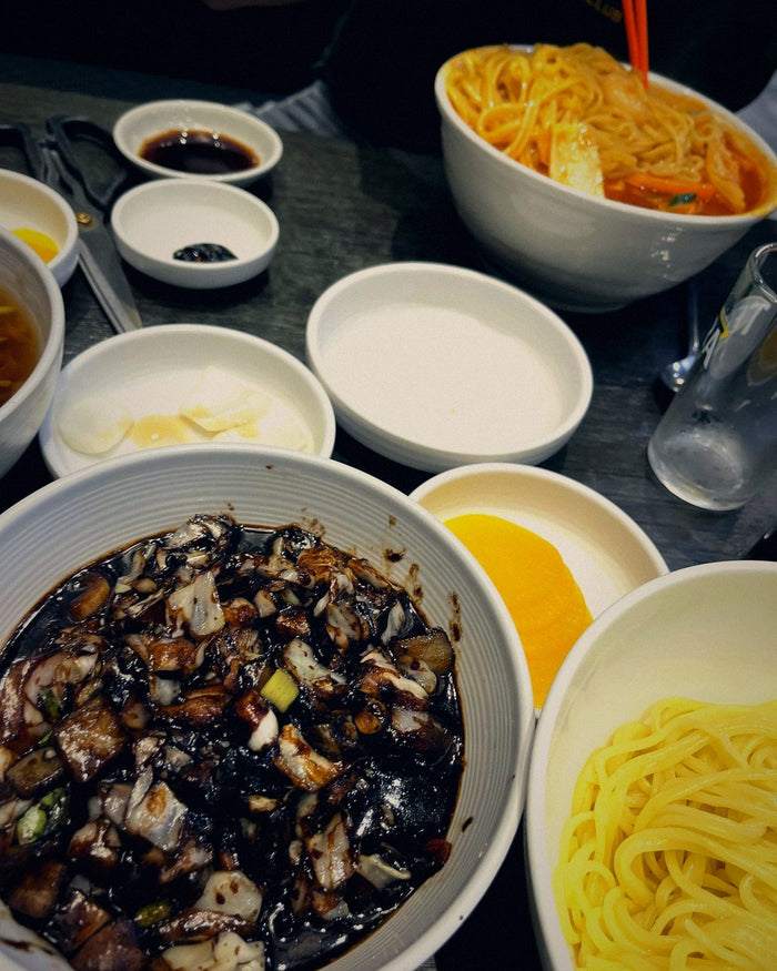 Jjajangmyeon, koreanische Nudeln in schwarzer Bohnensauce