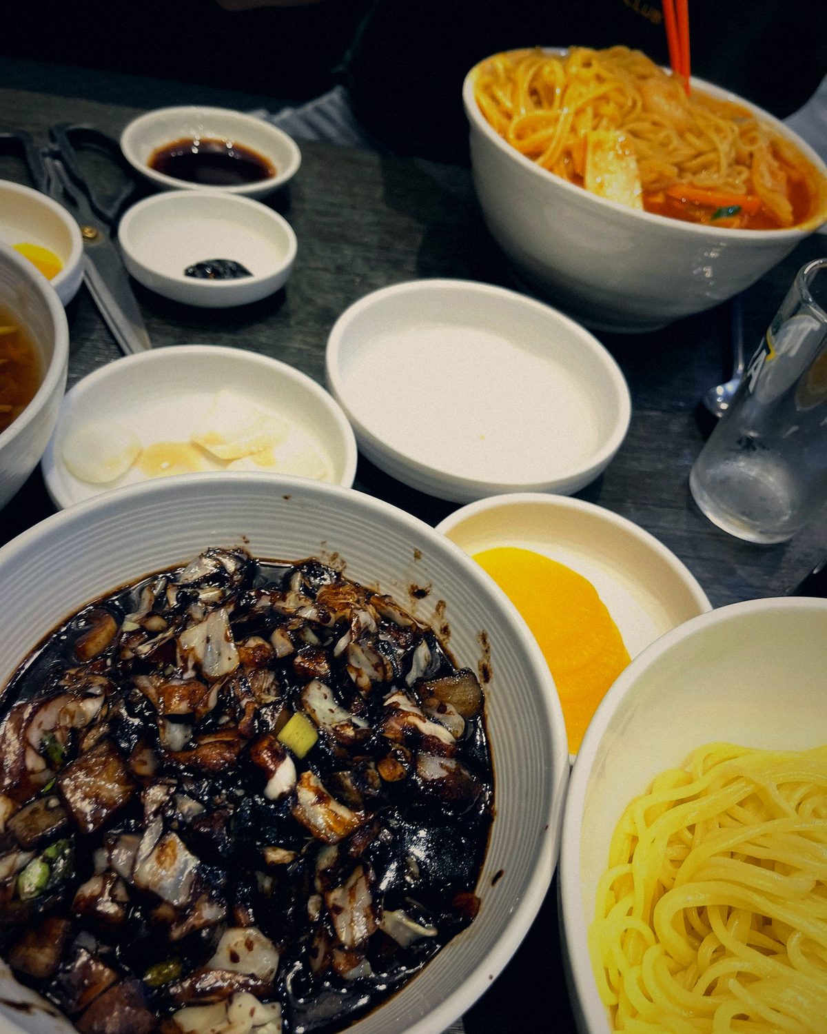 Jjajangmyeon, koreanische Nudeln in schwarzer Bohnensauce