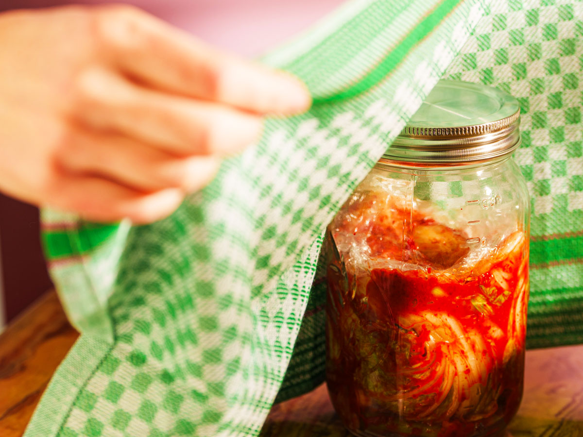 Kimchi im Glasgefäß im Kühlschrank lagern – luftdicht verschlossen bei 0 bis 4 Grad