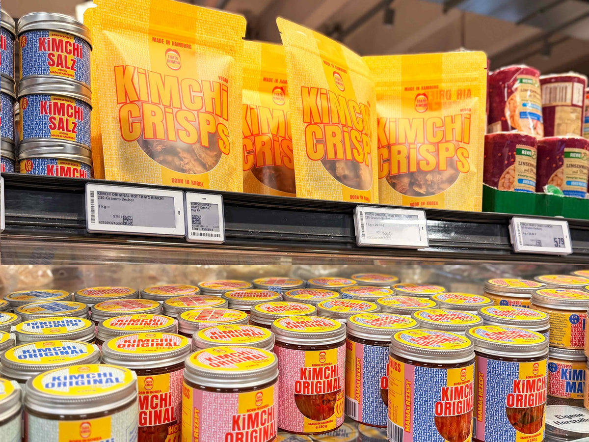 THATs KiMCHi im REWE-Kühlregal – frisch fermentiertes Kimchi im Supermarkt kaufen