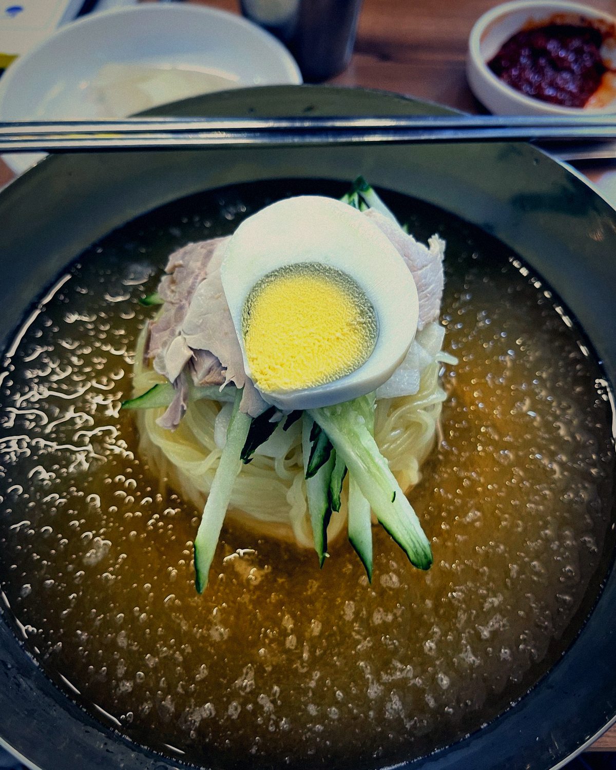 Naengmyeon, die kalte koreanische Nudelsuppe