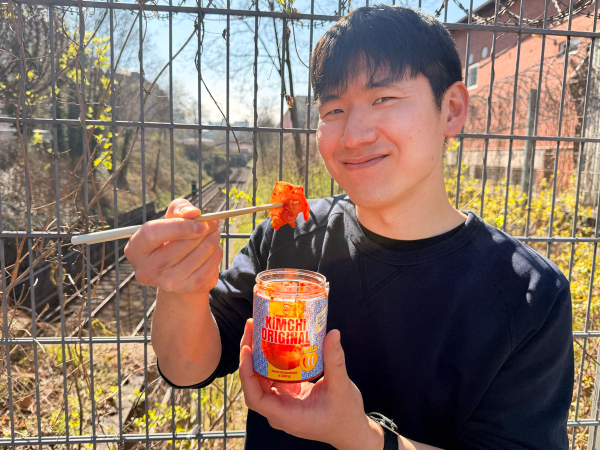 THATs KiMCHi im Glas. Wie schmeckt Kimchi? Sauer, scharf, salzig und fermentiert.